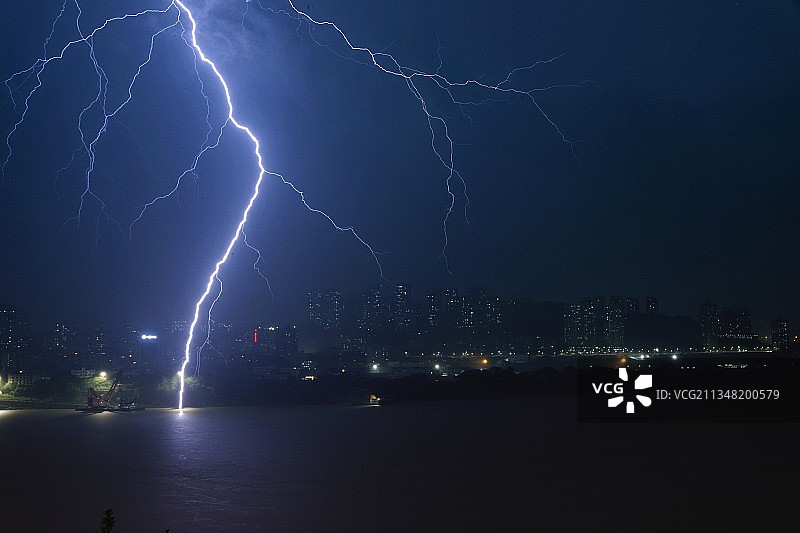 雷公吸水图片素材