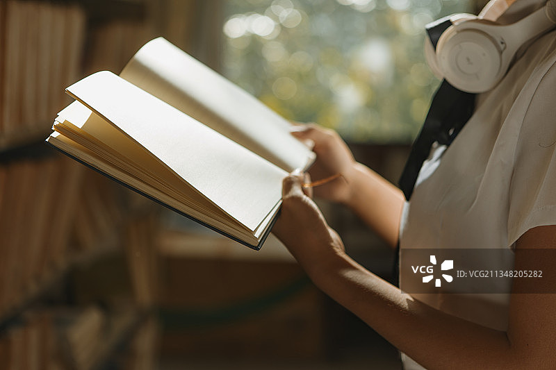 图书馆学生手里拿着书图片素材