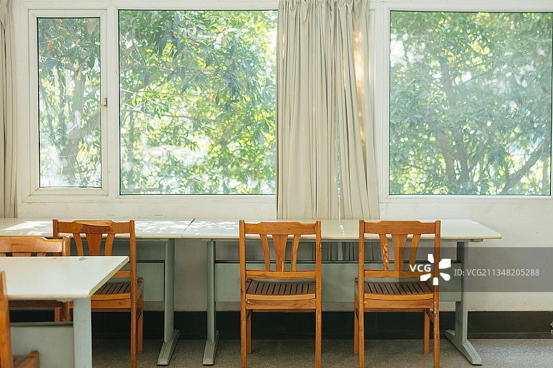 教室里靠窗的座位图片素材