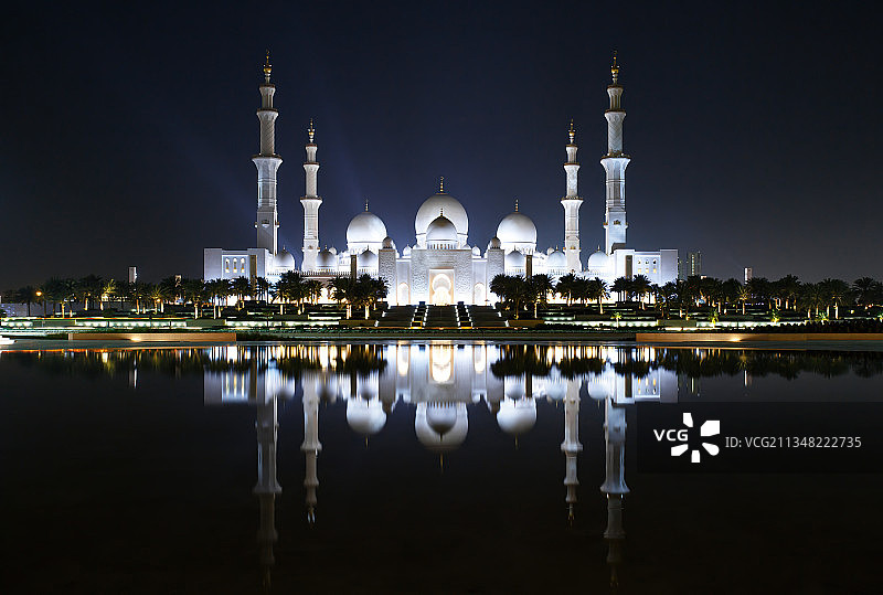 夜幕下的谢赫扎耶德大清真寺图片素材