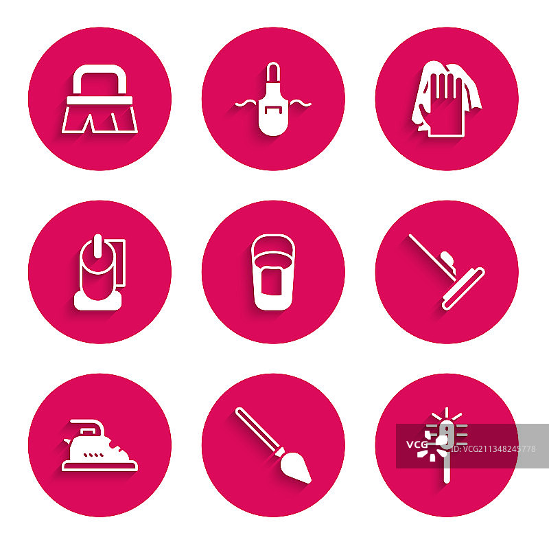 带抹布、把手、扫帚和马桶刷的桶图片素材