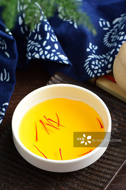 复古中国风背景上的中药材藏红花茶特写图片图片素材