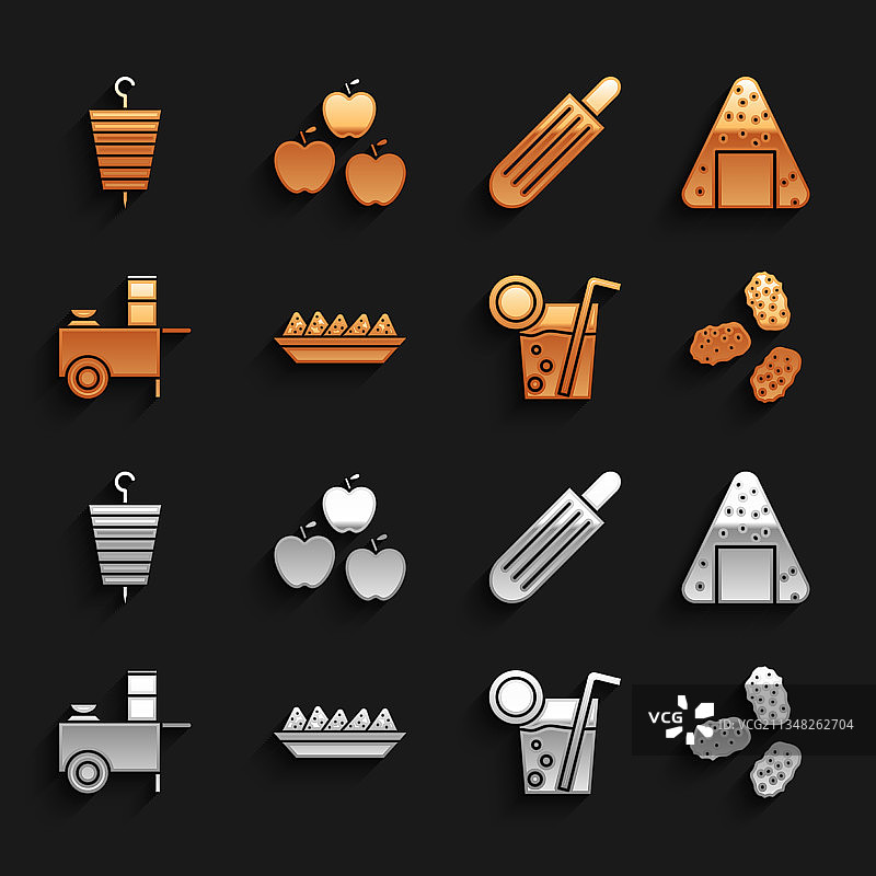 盘子里的玉米片、饭团和炸鸡块图片素材