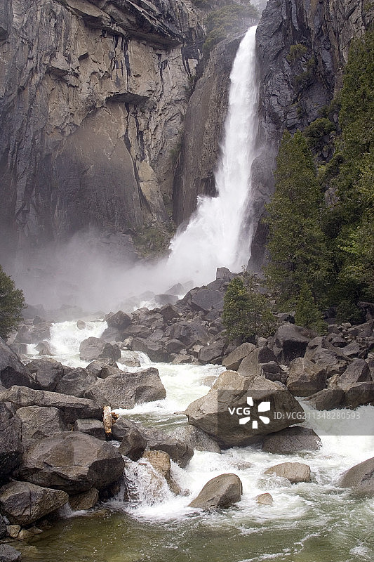 下优胜美地瀑布图片素材