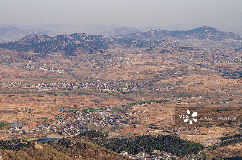 山东泰安新泰莲花山（新甫山）上俯瞰山脚下图片素材