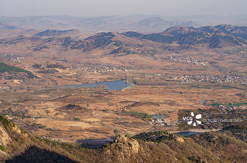 山东泰安新泰莲花山（新甫山）上俯瞰山脚下图片素材