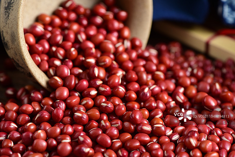 复古中国风格背景上的红小豆特写图片图片素材