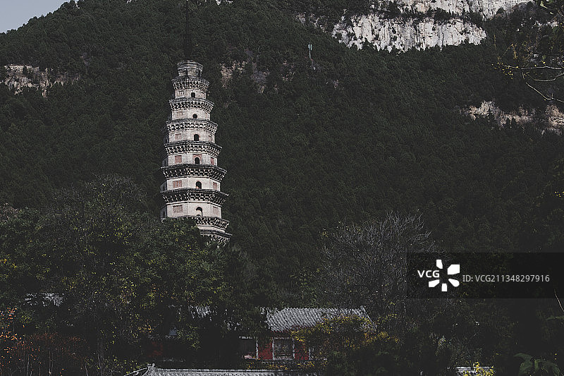 济南灵岩寺里的佛塔图片素材