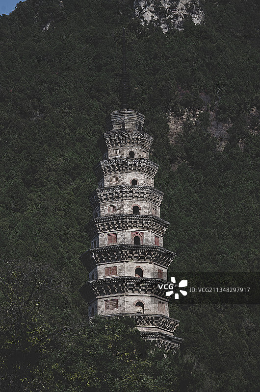 济南灵岩寺里的佛塔图片素材