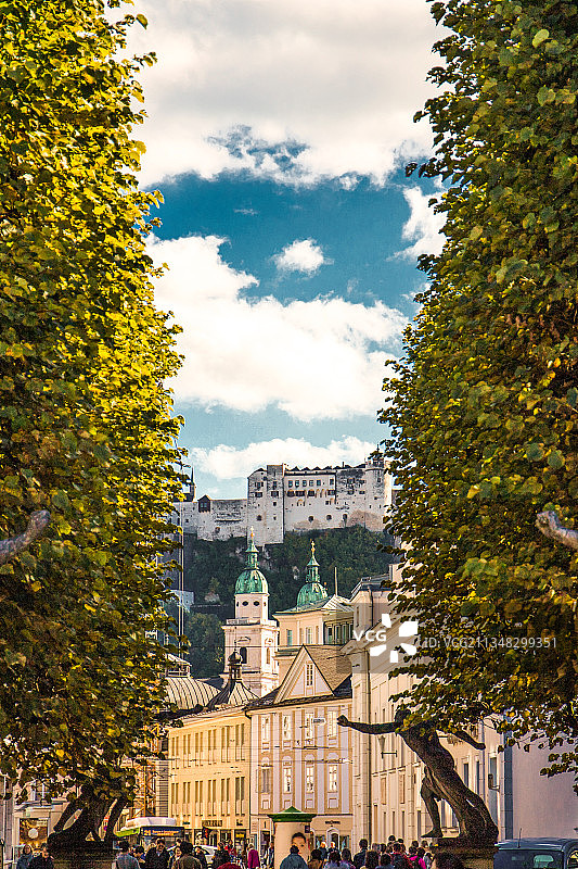奥地利萨尔茨堡城堡山及萨尔茨堡大教堂图片素材