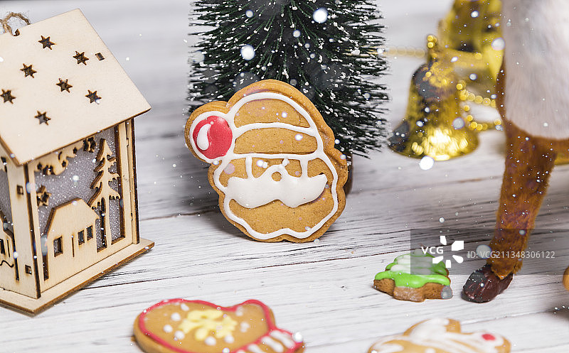 白色桌子上放着的圣诞姜饼和小鹿图片素材