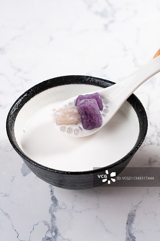 传统小吃美食甜品椰汁西米露芋圆图片素材