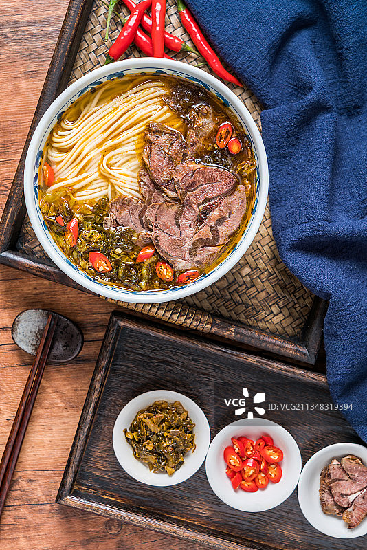 放在木桌上的老坛酸菜牛肉面图片素材