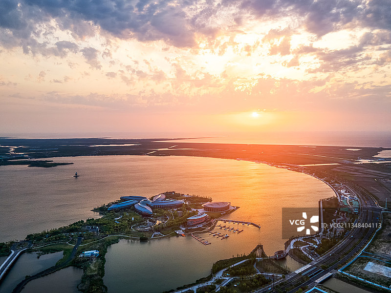 航拍中国上海临港新城滴水湖皇冠假日酒店全景风光图片素材