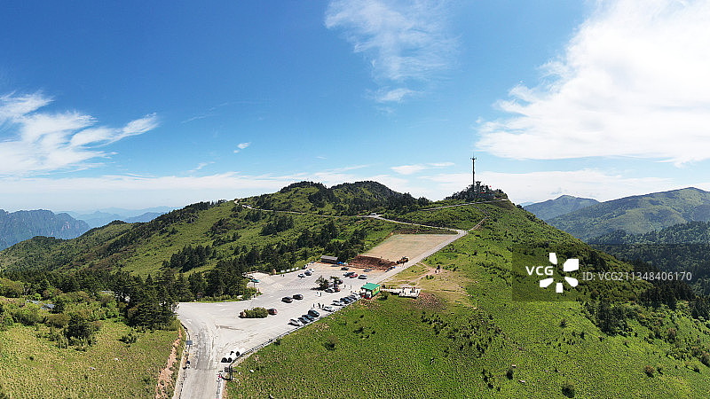 神农顶上有瞭望塔和观景台，海拔3000米左右图片素材