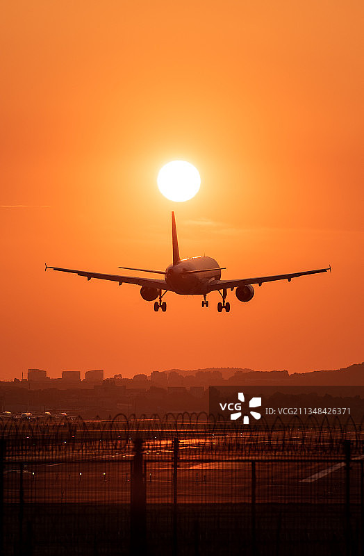 飞机翱翔图片素材