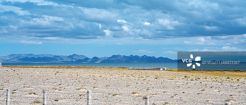 夏季青海旅行，蓝天白云下的小柴旦湖与雪山图片素材