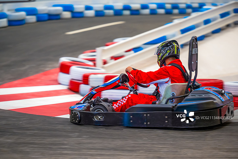 卡丁车赛道上疾驰的卡丁车图片素材
