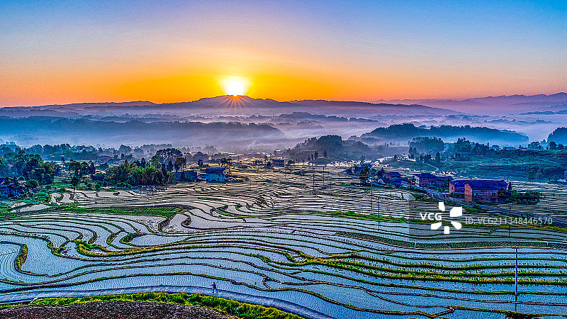 盐井梯田银丝带图片素材