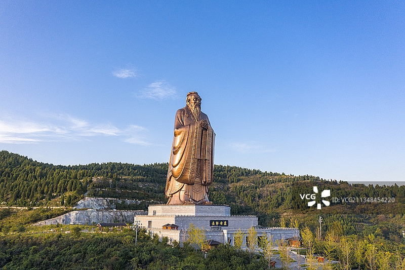 山东省济宁市曲阜尼山圣境景区孔子雕像图片素材