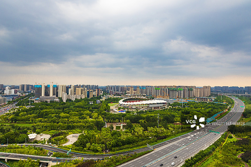 河南省郑州市航海体育场与经开区滨河公园雨后高视角户外城市风光图片素材