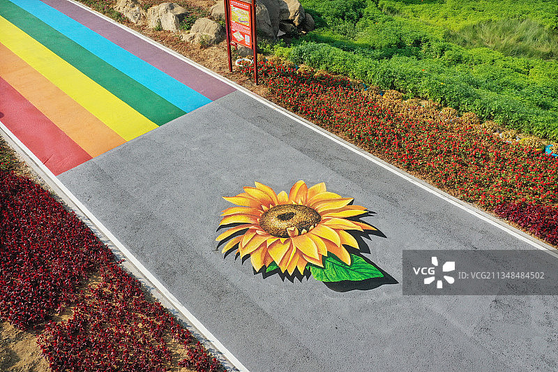 山东枣庄山亭区岩马湖畔彩绘后的乡村盘山公路如同彩虹降落人间图片素材