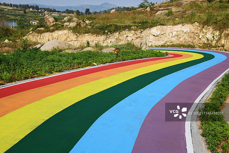 山东枣庄山亭区岩马湖畔彩绘后的乡村盘山公路如同彩虹降落人间图片素材