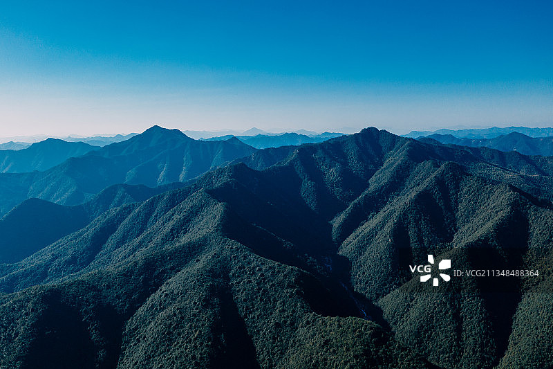 蓝天下连绵不断的山脉图片素材
