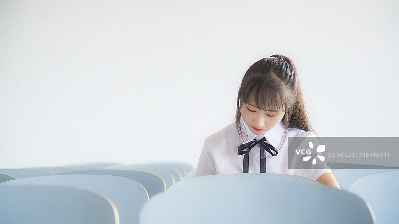 教室里穿着JK制服的女孩写真图片素材