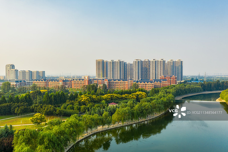 河南郑州高新区双湖科技城天德湖公园郑州中学夏季户外风光航拍图片素材