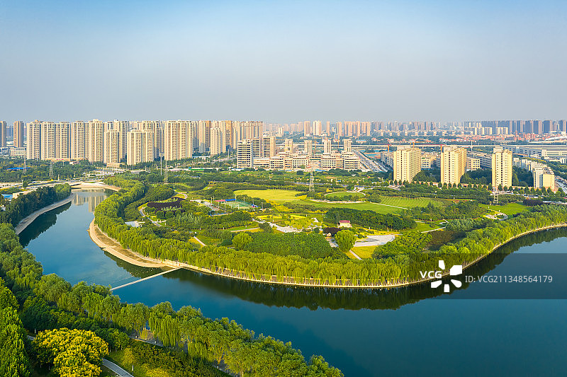 河南郑州高新区双湖科技城天德湖公园半岛体育场夏季户外风光航拍图片素材