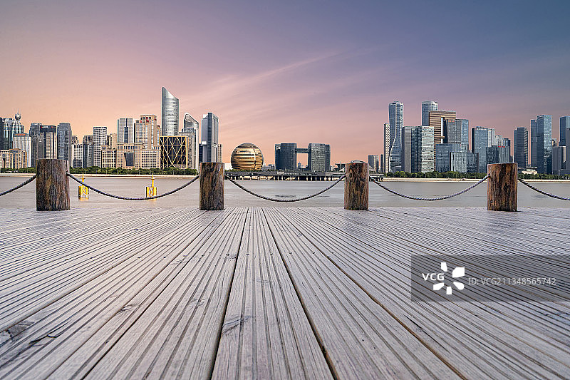 晚霞中杭州新城城市天际线与江边木栈道图片素材