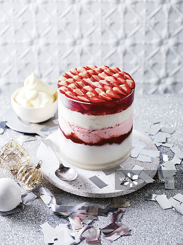 椰子草莓冰淇淋与杜松子冻甜点图片素材