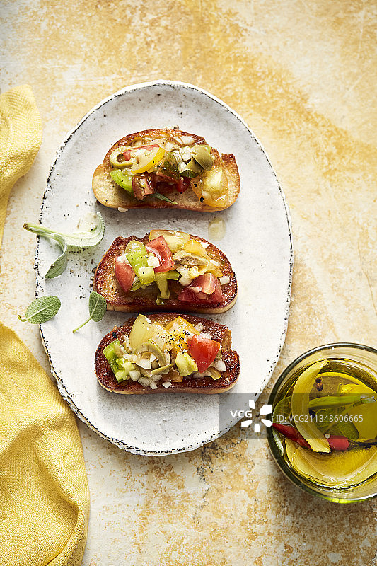 香脆烤面包片配腌制番茄和鼠尾草柠檬油图片素材