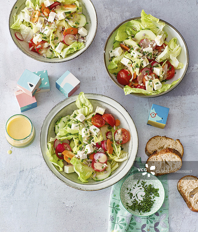 彩色沙拉碗配萝卜和羊奶酪图片素材