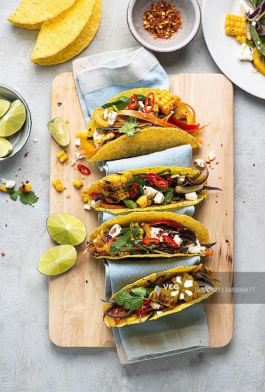 蔬菜和菲达奶酪彩色玉米饼图片素材
