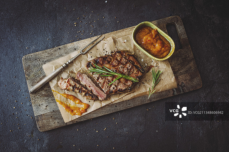 烤猪颈肉和芒果味香辣水果烧烤酱图片素材