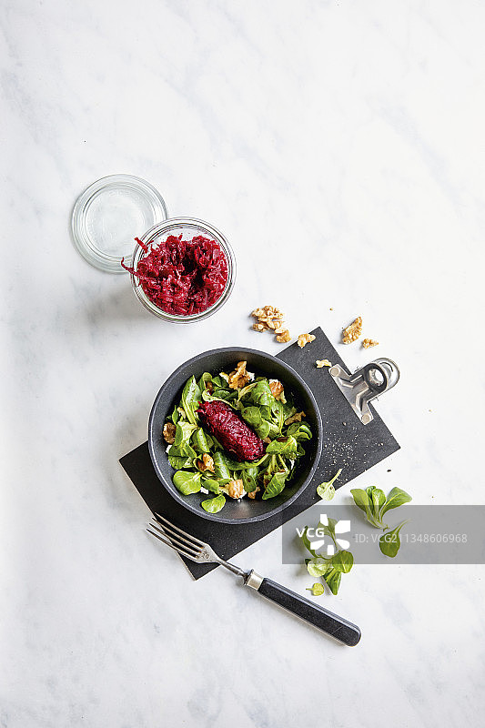 发酵的甜菜根配羊羔生菜、核桃和奶油干酪图片素材