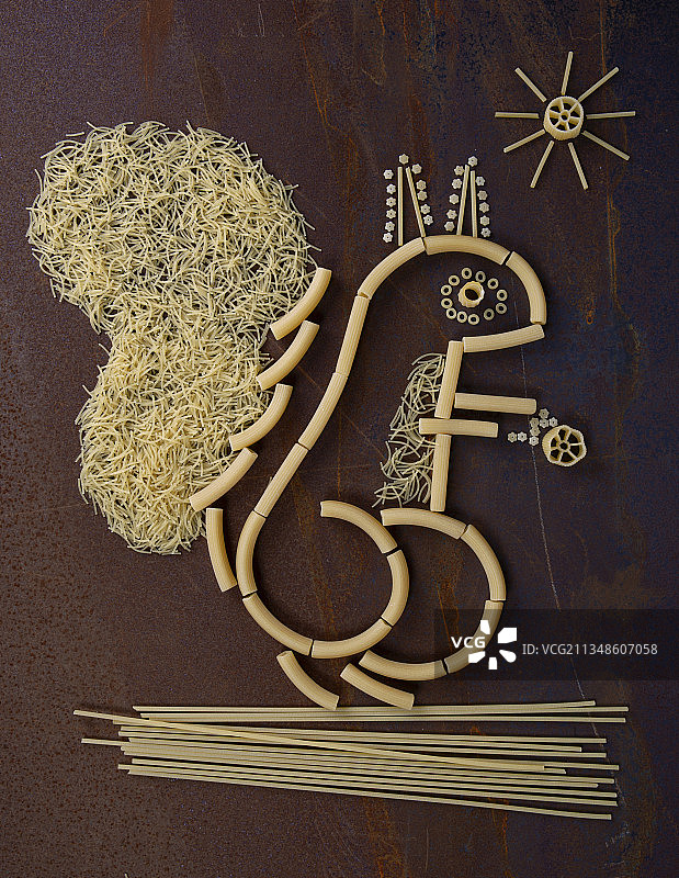 用生面食制成的松鼠图片素材