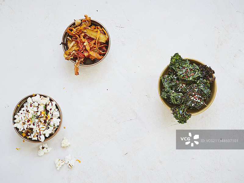 羽衣甘蓝辣椒脆片、胡萝卜脆片、橙子迷迭香爆米花图片素材