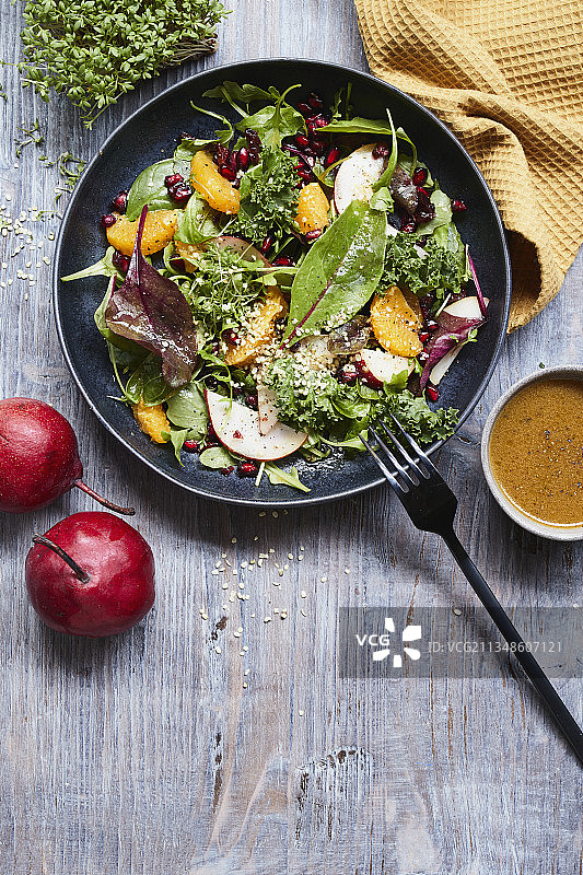 含有石榴籽、梨和火麻仁的冬季沙拉图片素材