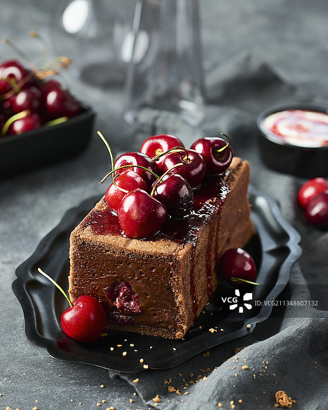 巧克力蛋糕，干邑樱桃馅图片素材