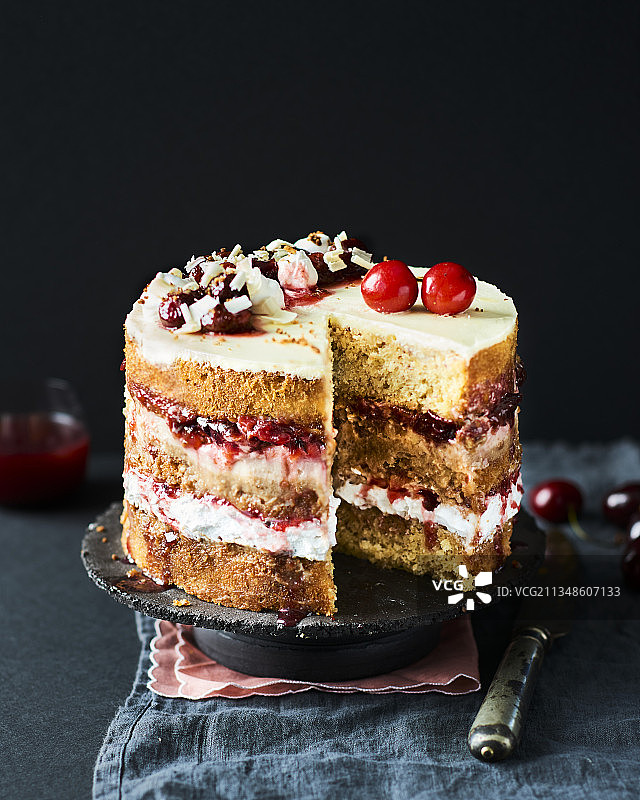 杏仁樱桃白巧克力蛋糕图片素材