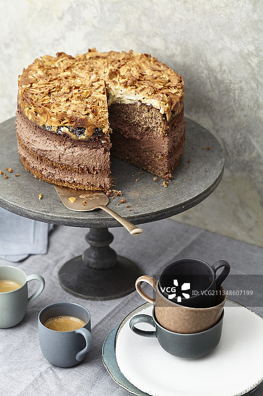 巧克力、椰子和坚果蛋糕图片素材