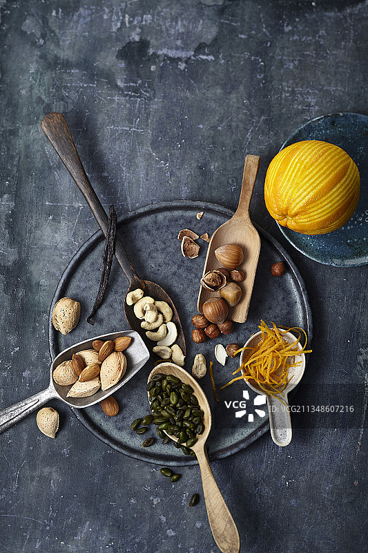 杏仁、榛子、腰果、开心果和橙丝图片素材