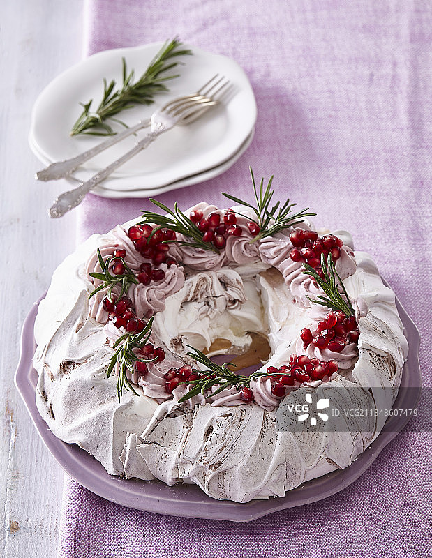 蔓越莓奶油蛋白帕芙洛娃图片素材