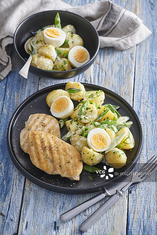 葱和鸡排土豆沙拉图片素材