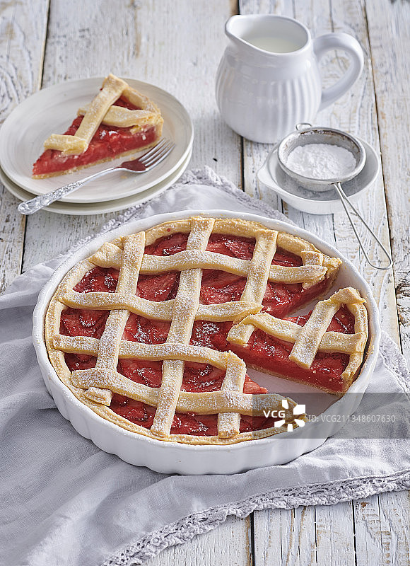 大黄草莓格子蛋糕图片素材