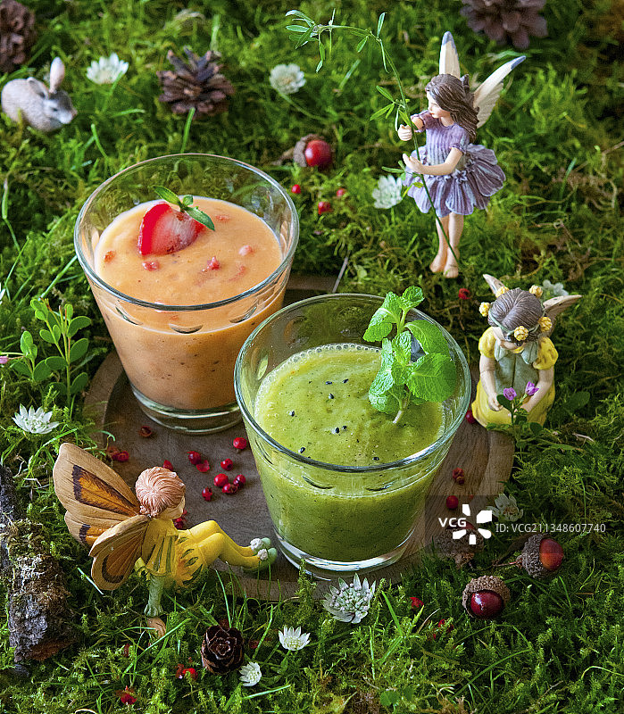 童话田野里的奇异果和草莓奶昔图片素材