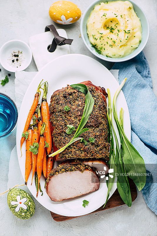 野蒜皮烤火腿配土豆泥（复活节）图片素材